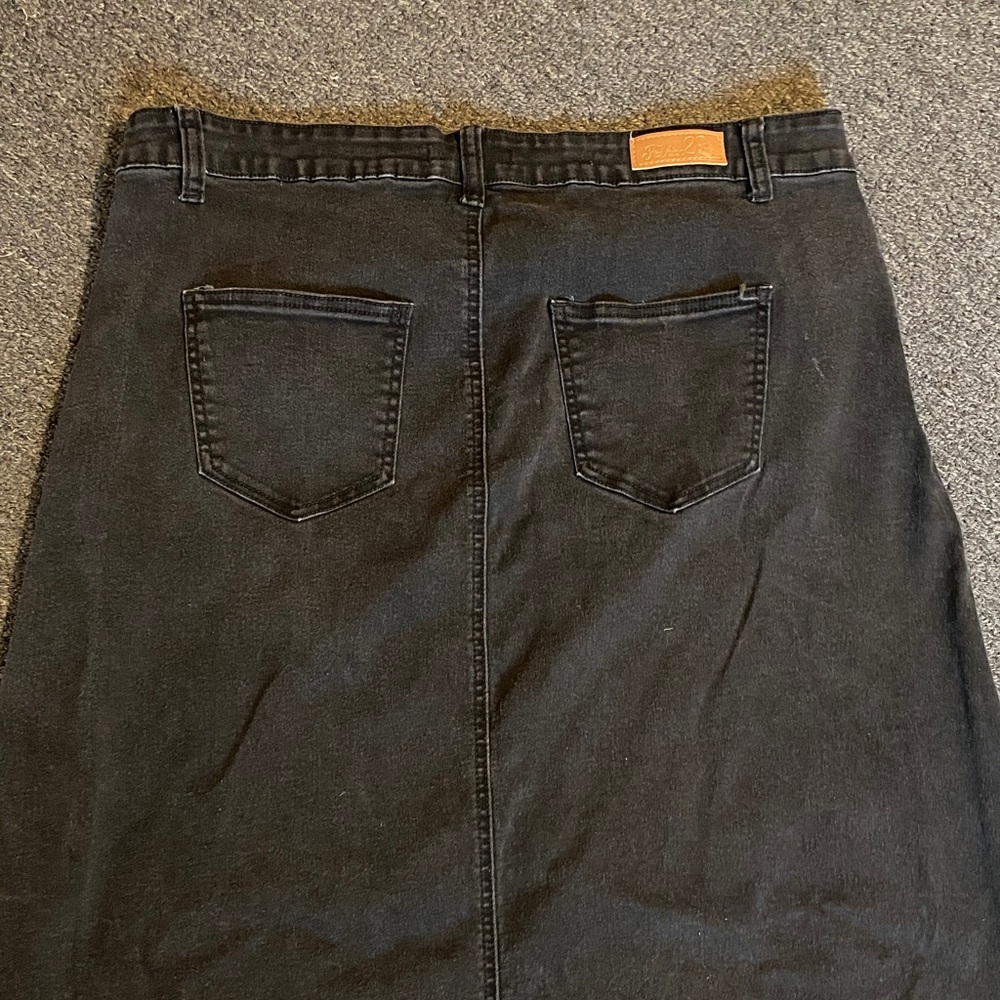 Elegant Black A-Line Denim Skirt - Picture 4 of 4